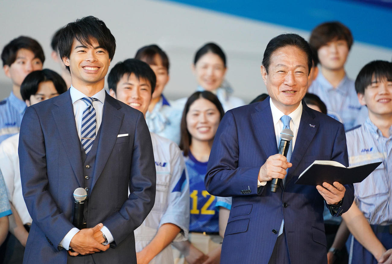 ANAスポンサー契約発表会で笑顔を見せる三笘（左）とANA井上慎一社長（撮影・横山健太）