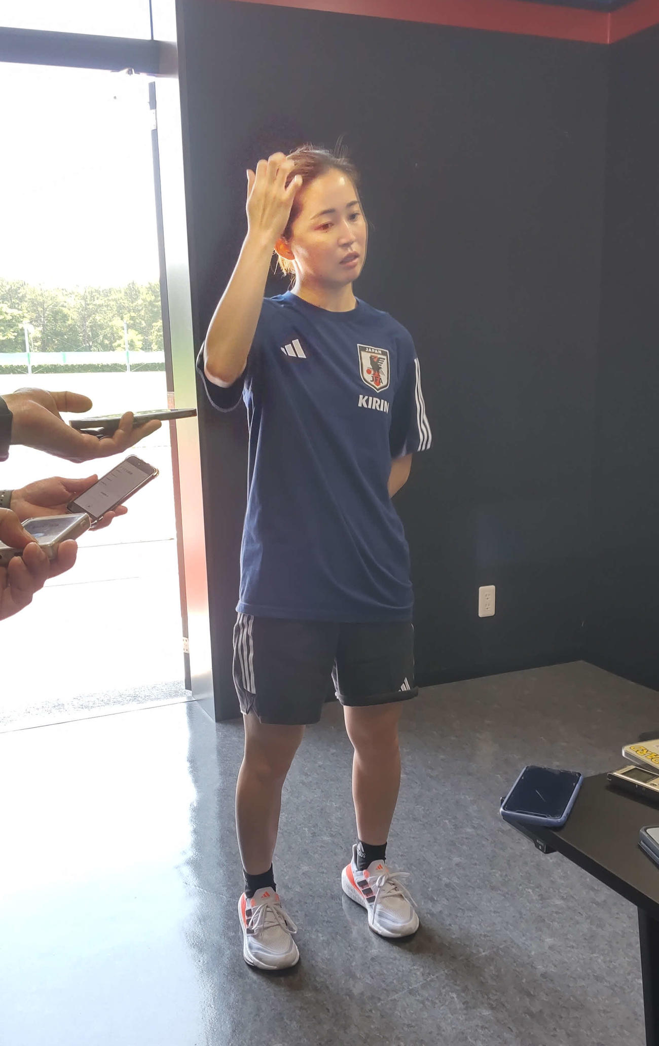練習後、報道陣に対応するなでしこジャパン清水梨紗