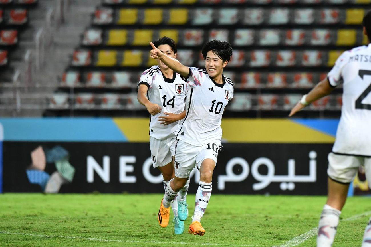 ゴールを決め喜ぶ佐藤龍之介（C）2023　AFC