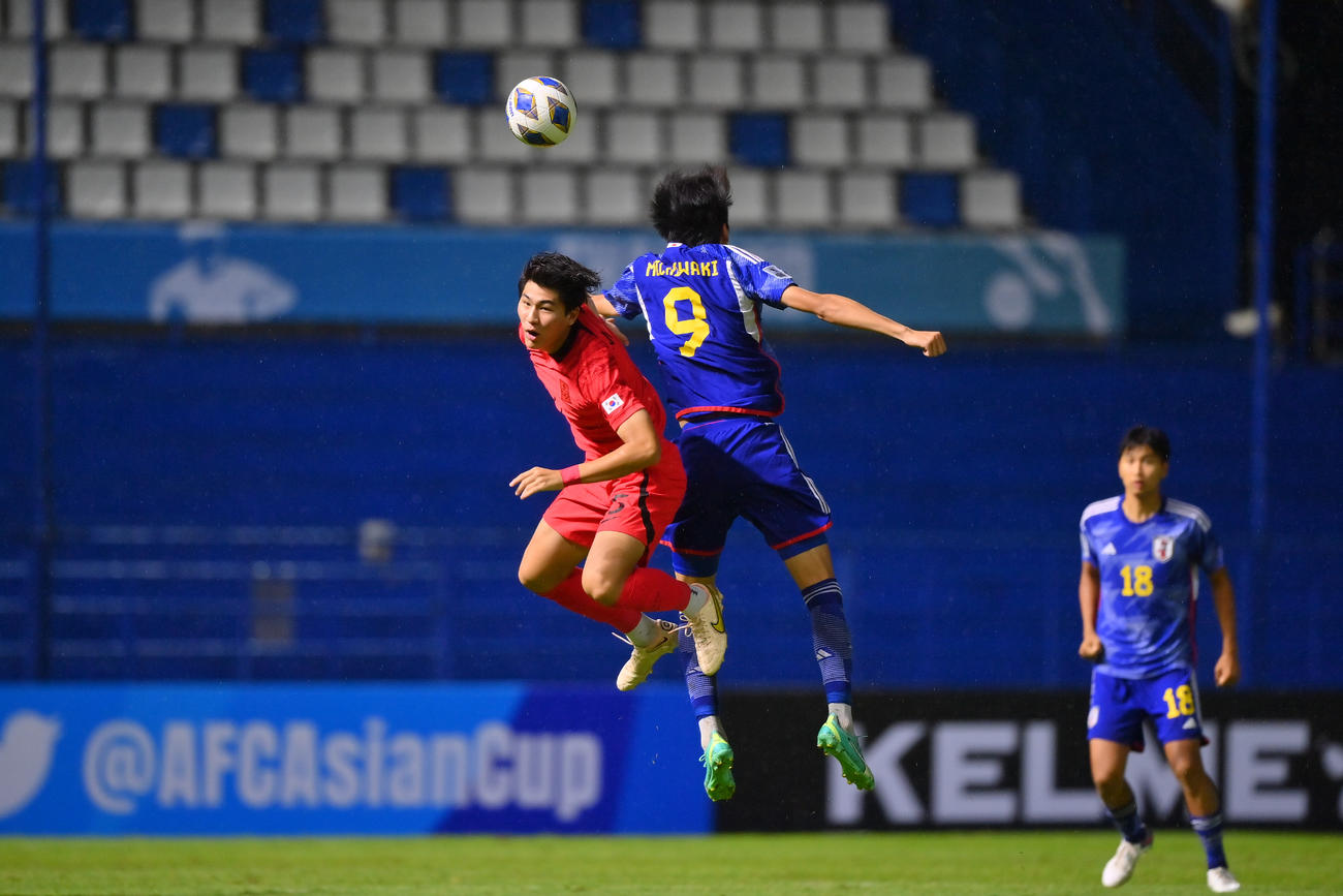 韓国の選手と競り合う道脇豊（C）2023　AFC