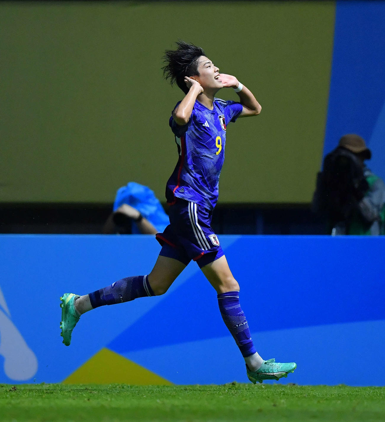 日本対韓国　後半、チーム3点目を決めた道脇はゴールパフォーマスを披露する（C）2023AFC