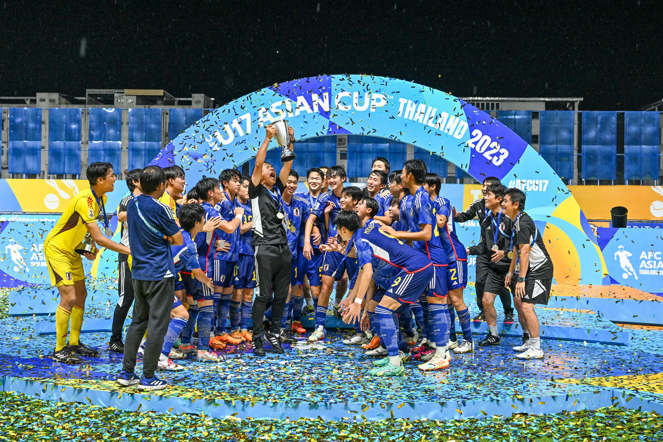 日本対韓国　優勝トロフィーを掲げて喜ぶ日本の選手ら（C）2023AFC