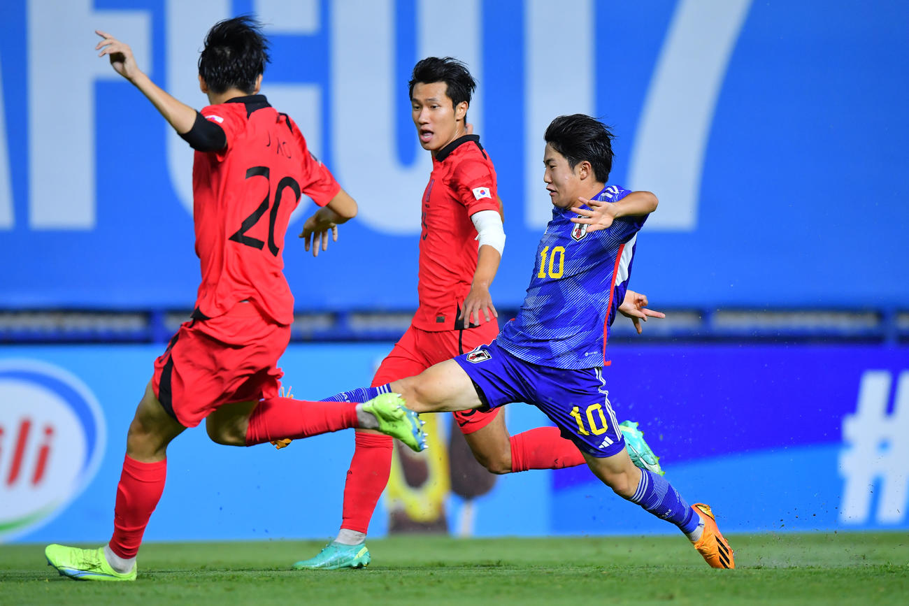 前半、相手と競り合う佐藤龍之介（C）2023　AFC