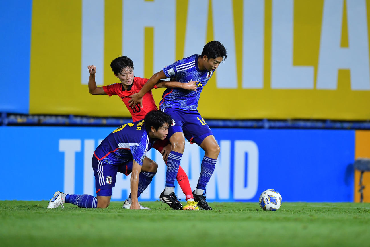 前半、ボールをキープする本多康太郎（C）2023　AFC