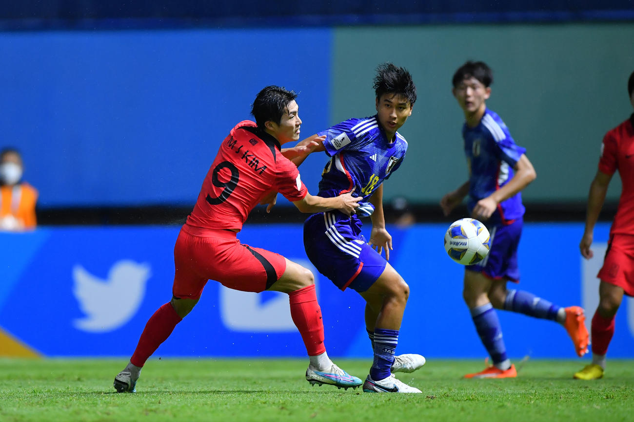 前半、ボールをキープする中島洋太朗（C）2023　AFC
