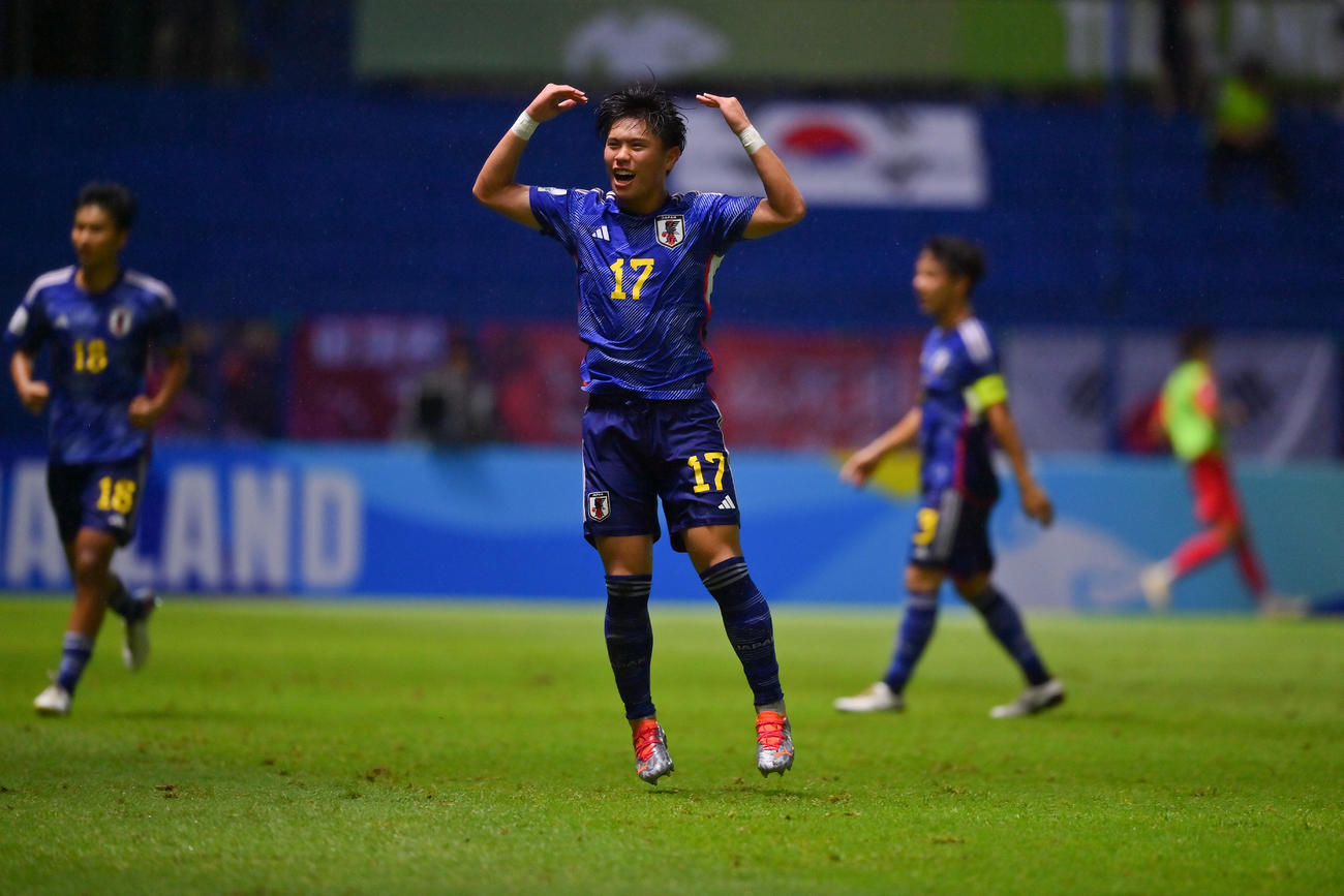 前半、先制点にガッツポーズで喜ぶ柴田翔太郎（C）2023　AFC