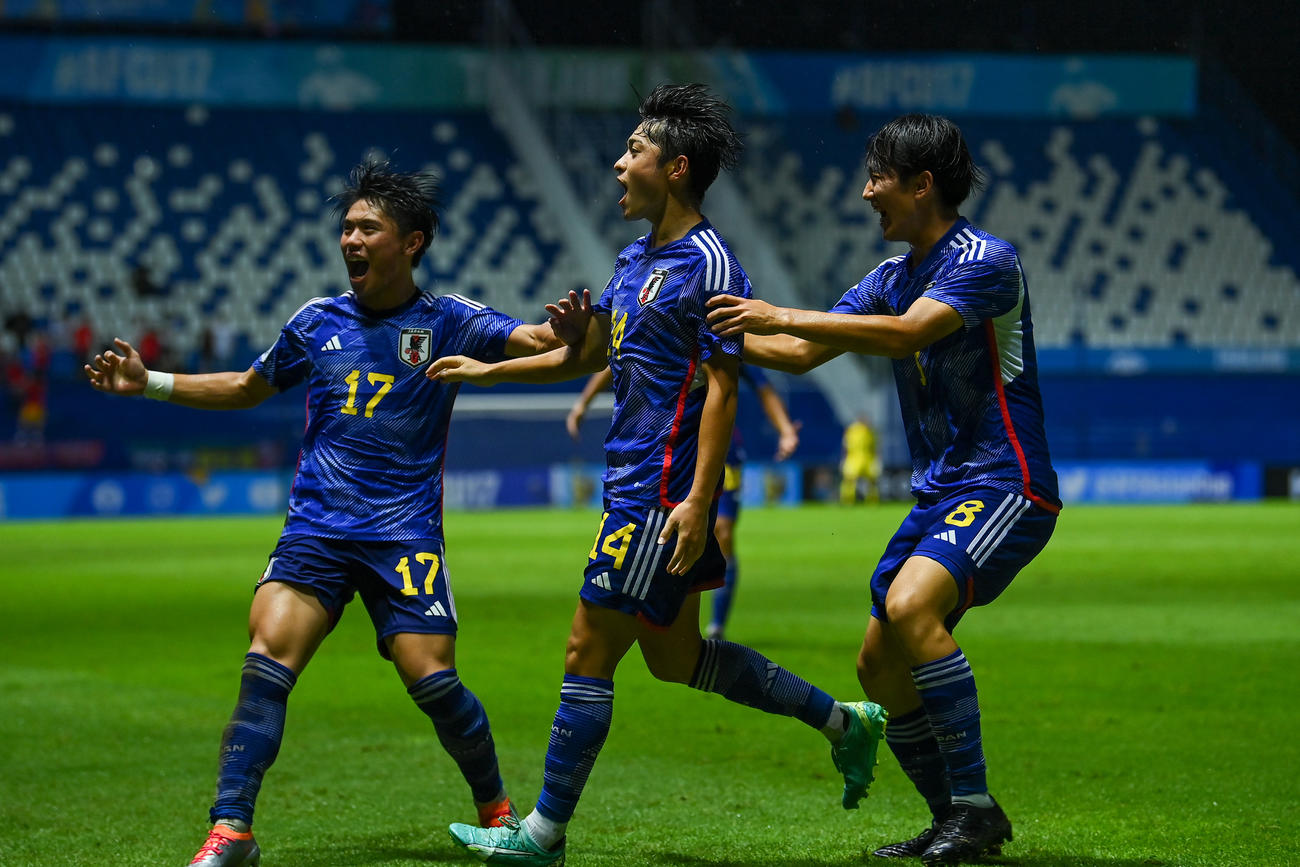 2点目を決めた名和田我空（中央）を祝福する選手ら（C）2023　AFC