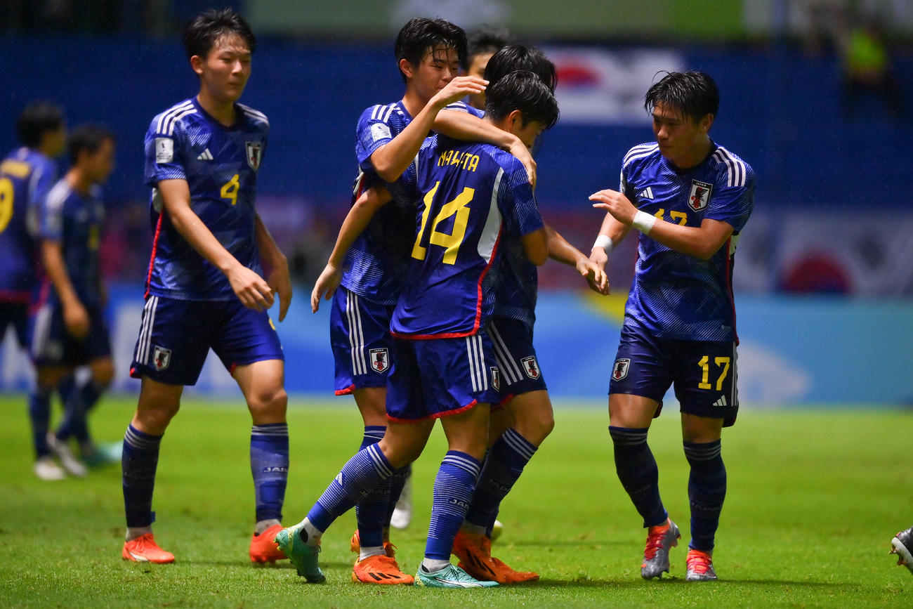 前半終了間際、先制ゴールを決め祝福される名和田我空（C）2023　AFC