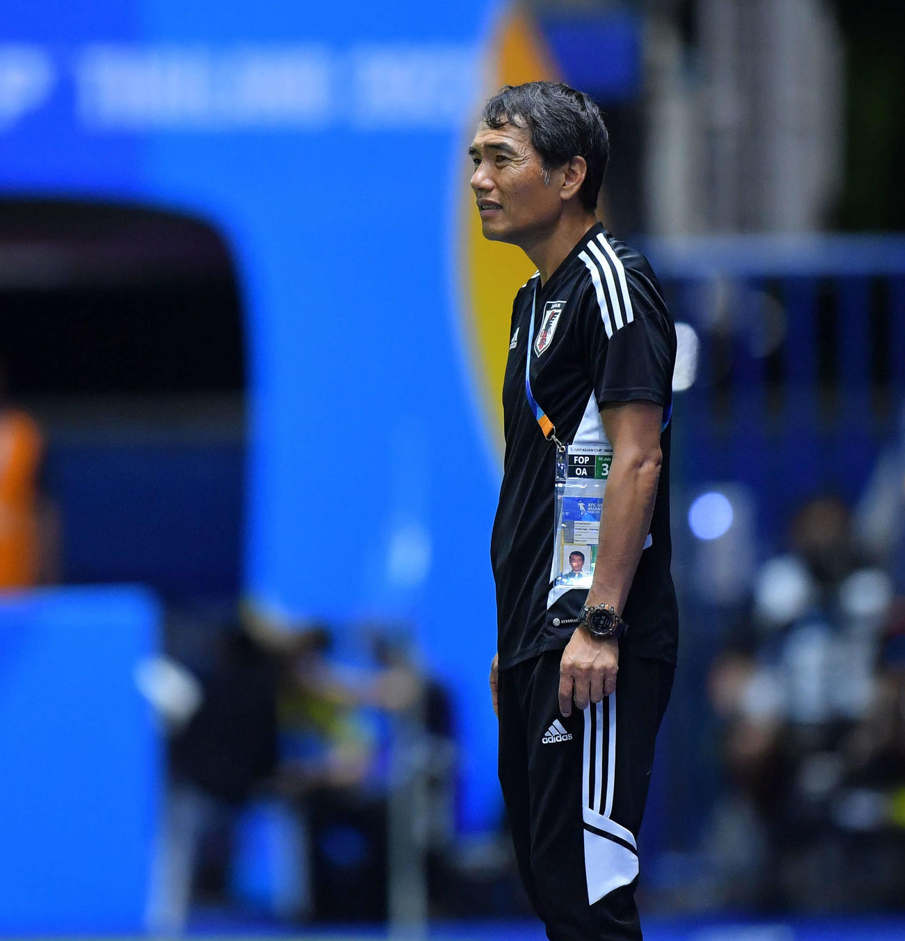 日本対韓国　前半、戦況を見つめる森山監督（C）2023AFC