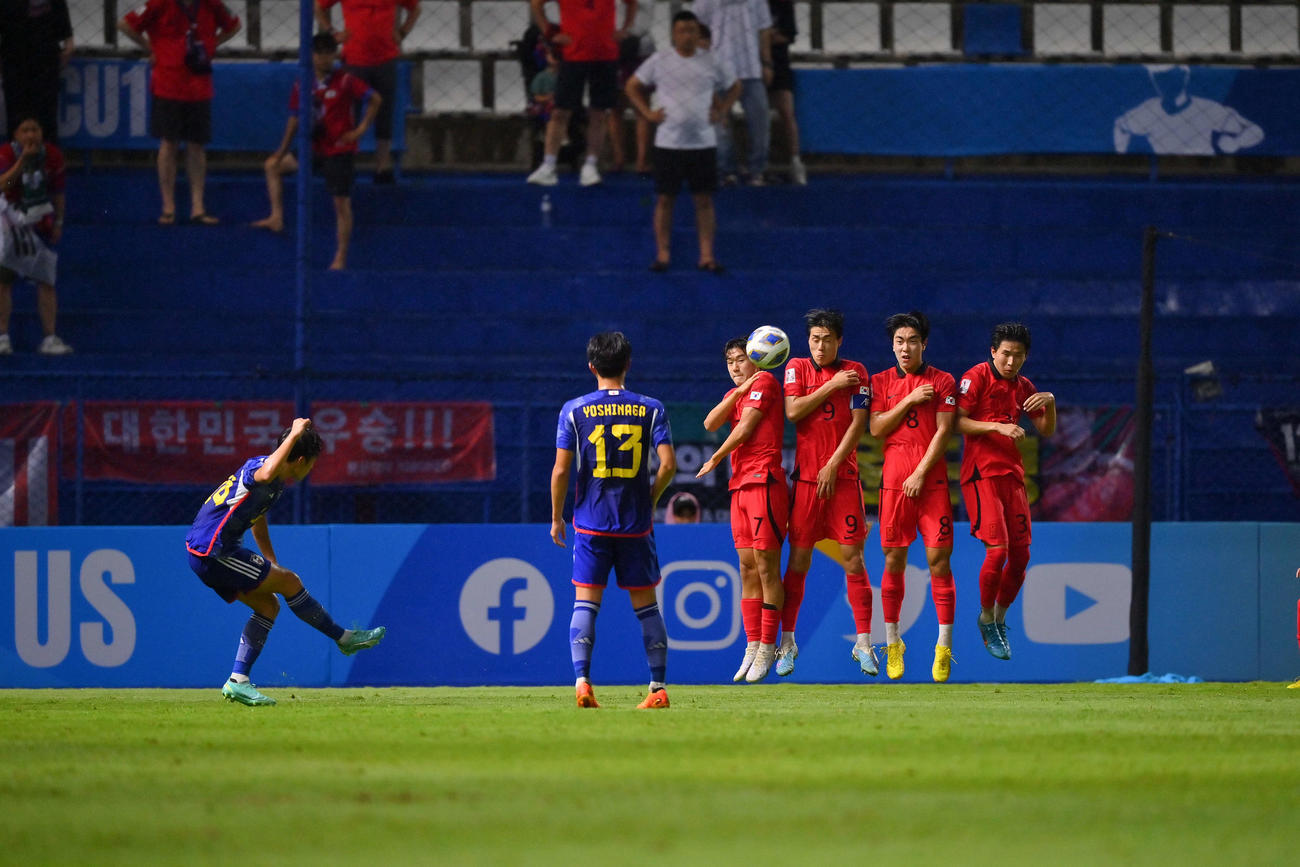 日本対韓国　前半、直接FKを決める名和田（左端）（C）2023AFC
