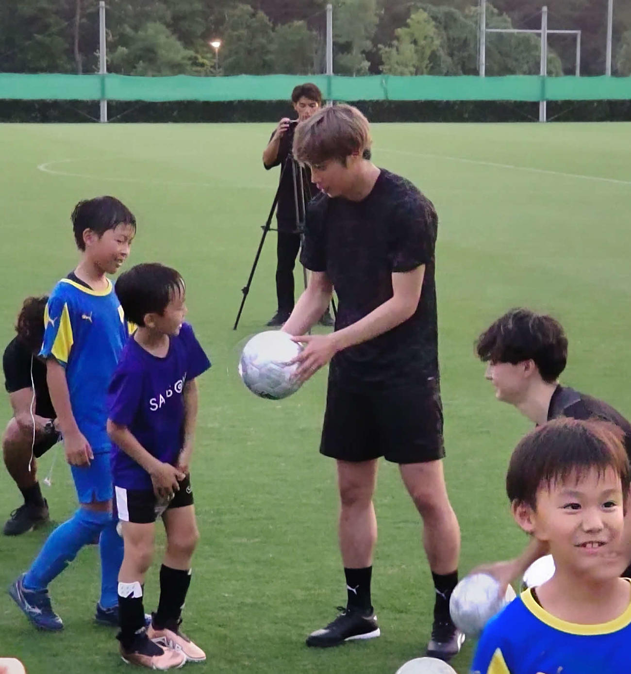 サッカー教室に参加した子供にボールをプレゼントする日本代表MF伊東純也