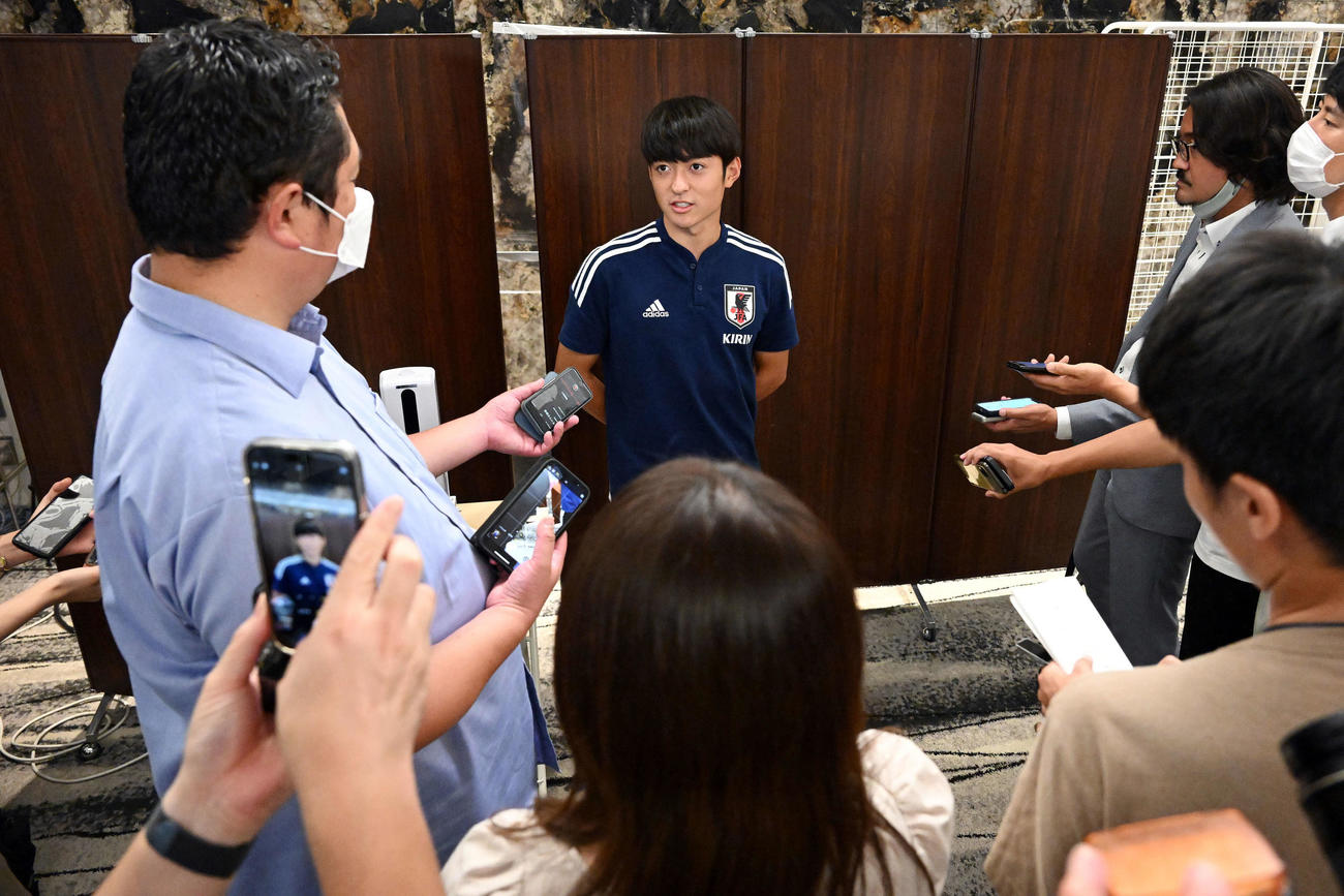 タイから帰国し取材に応じるU－17アジア杯MVPの名和田（撮影・滝沢徹郎）