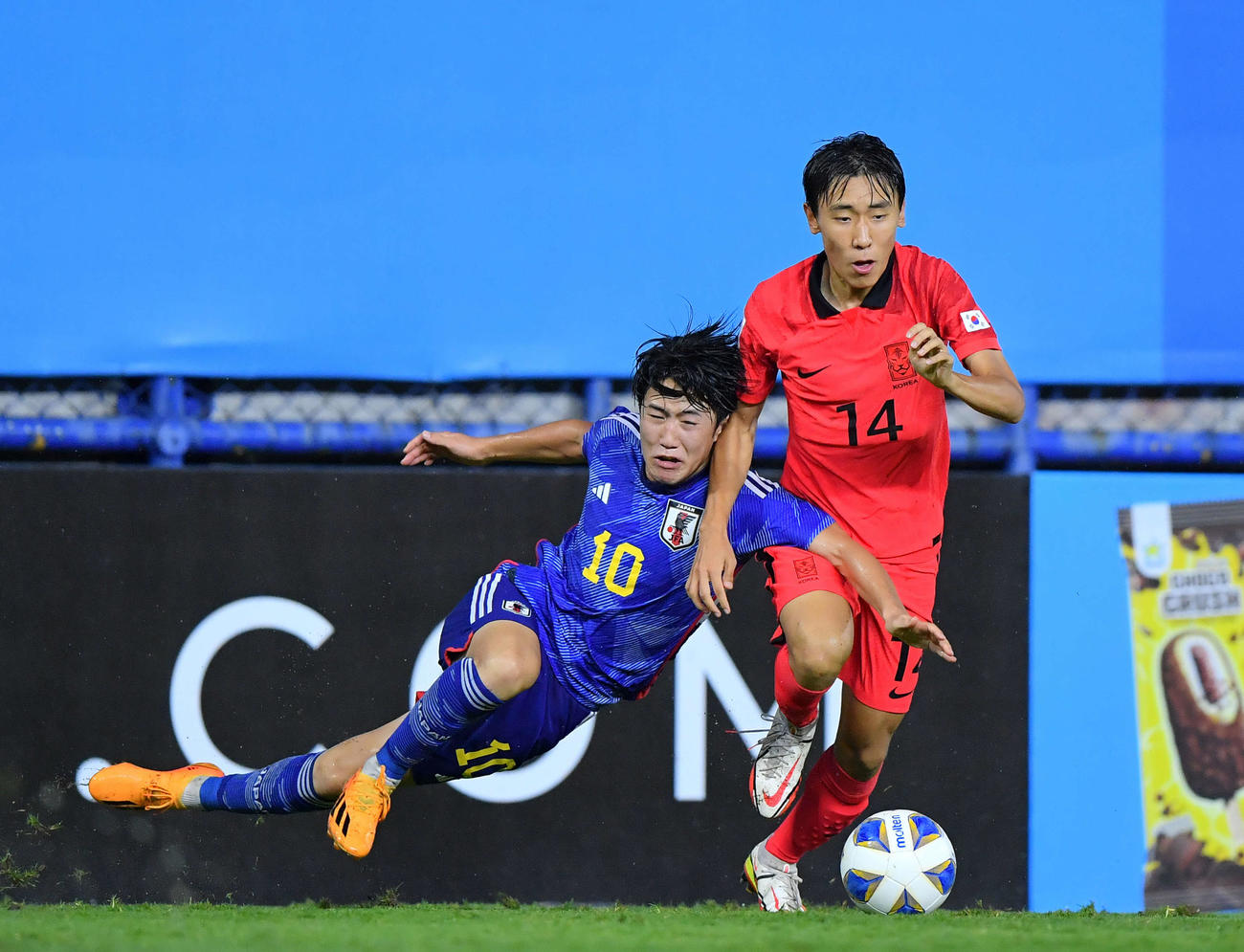 日本対韓国　競り合う佐藤龍之介（左）（C）2023AFC