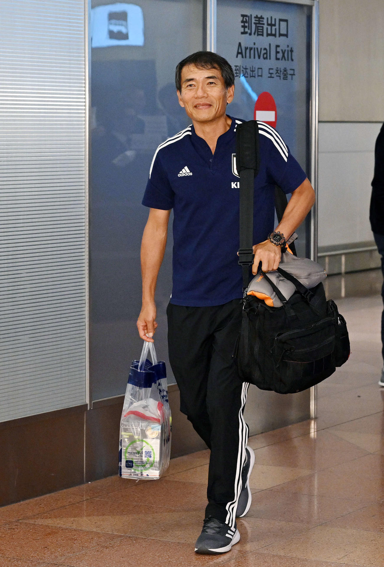 タイから帰国し笑顔を見せるU－17森山監督（撮影・滝沢徹郎）