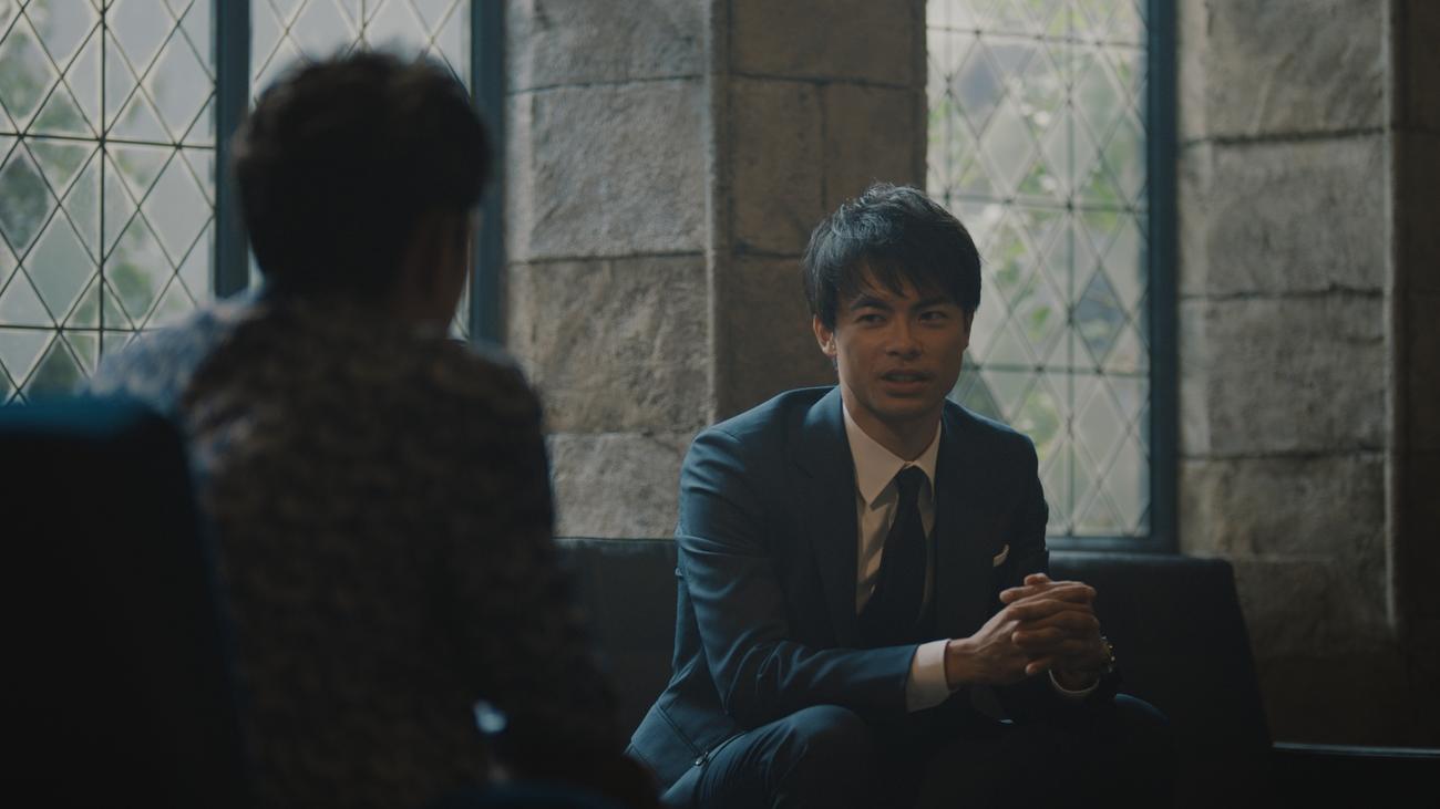三笘薫のCMカット。左は妻夫木聡