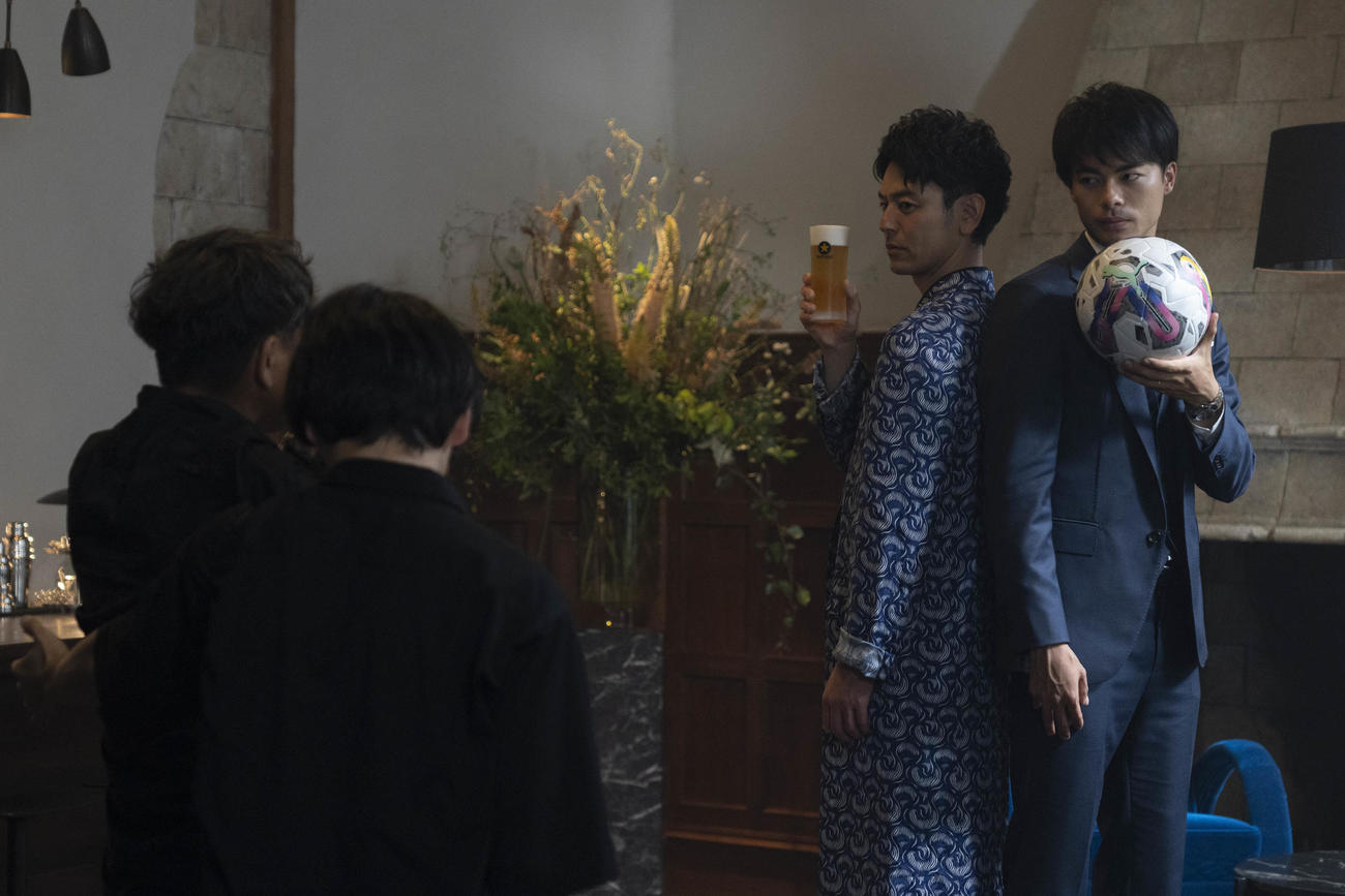 三笘薫のメイキングカット。左は妻夫木聡