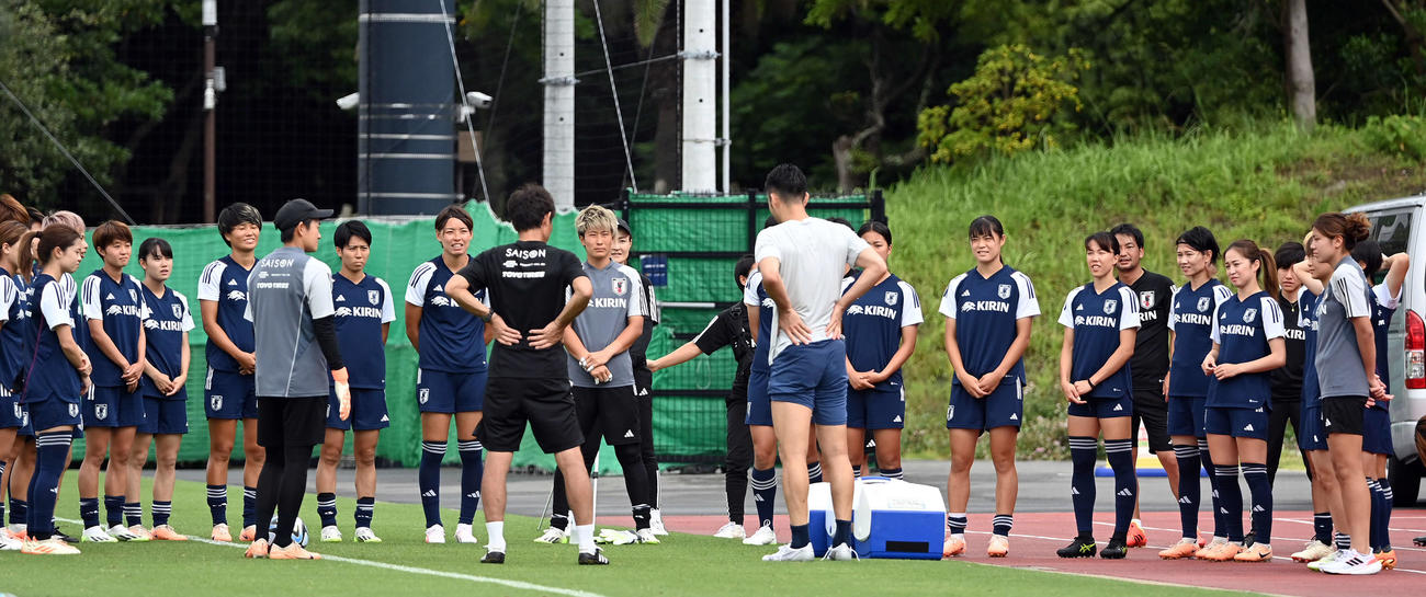 2022年カタール大会で主将を務めた吉田（中央背中）から激励される、なでしこジャパンの選手たち（撮影・たえ見朱実）