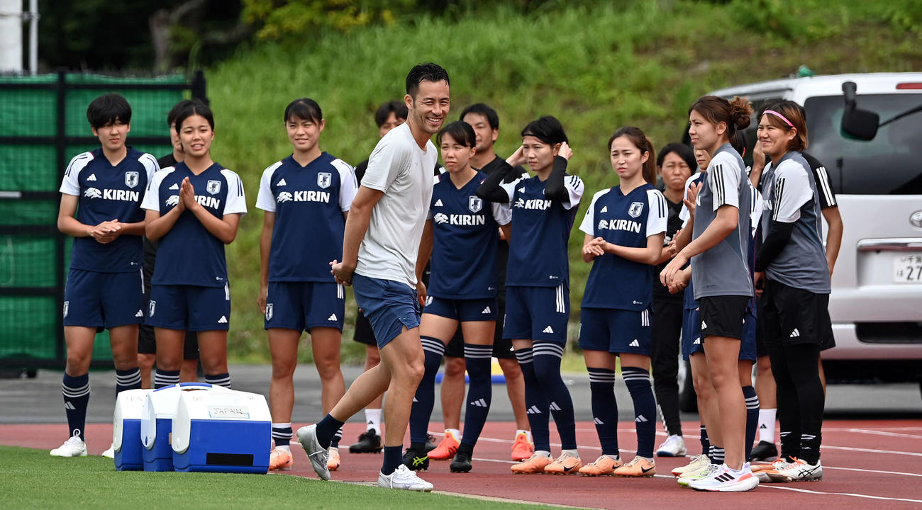 22年W杯カタール大会で主将を務めた吉田（中央）が、なでしこジャパンの選手たちを激励（撮影・たえ見朱実）