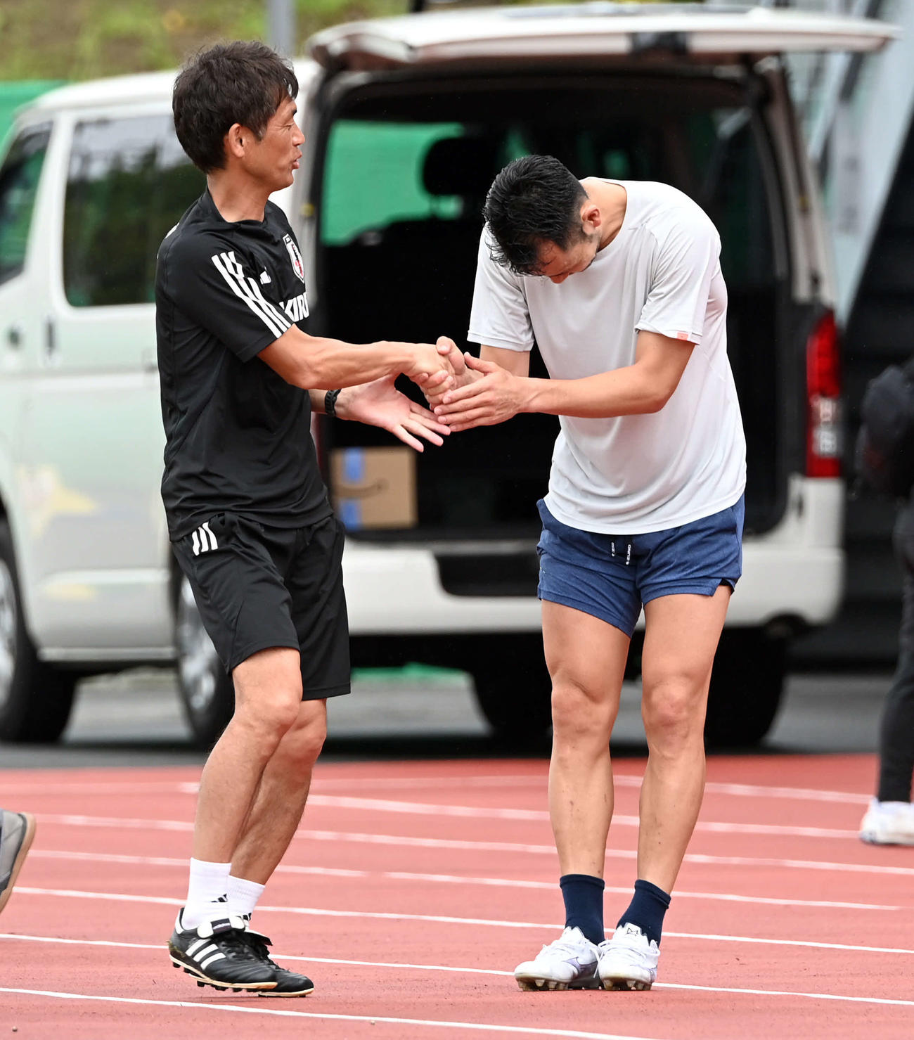 吉田（右）と握手を交わす、なでしこジャパンの池田監督（撮影・たえ見朱実）