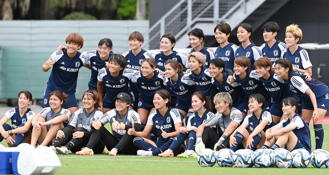 千葉県内での合宿を打ち上げ記念撮影に納まる、なでしこジャパンの選手たち（撮影・たえ見朱実）