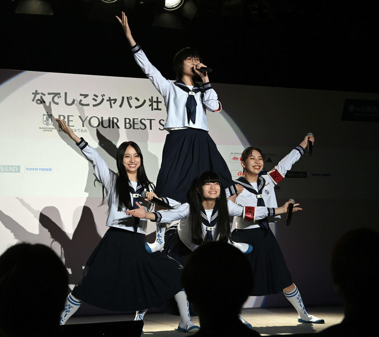 なでしこジャパンの壮行会でライブパフォーマンスを披露する「新しい学校のリーダーズ」（撮影・たえ見朱実）