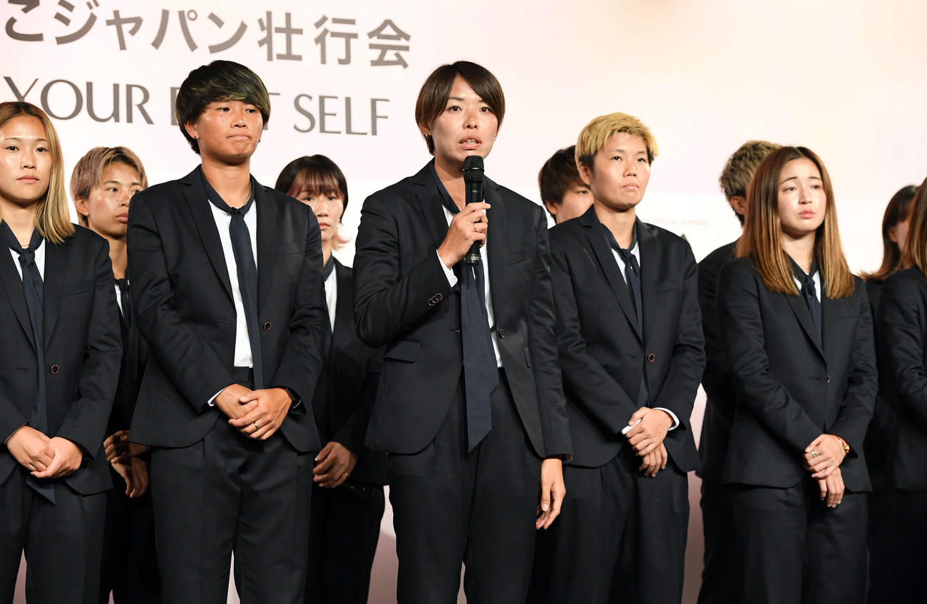 なでしこジャパンの壮行会であいさつをする主将の熊谷（撮影・たえ見朱実）