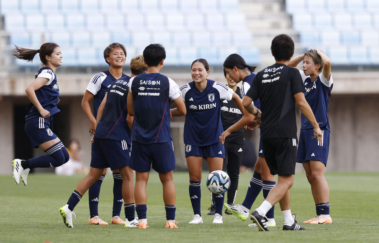 合宿で笑顔を見せる長野（中央）ら。左端は長谷川（共同）