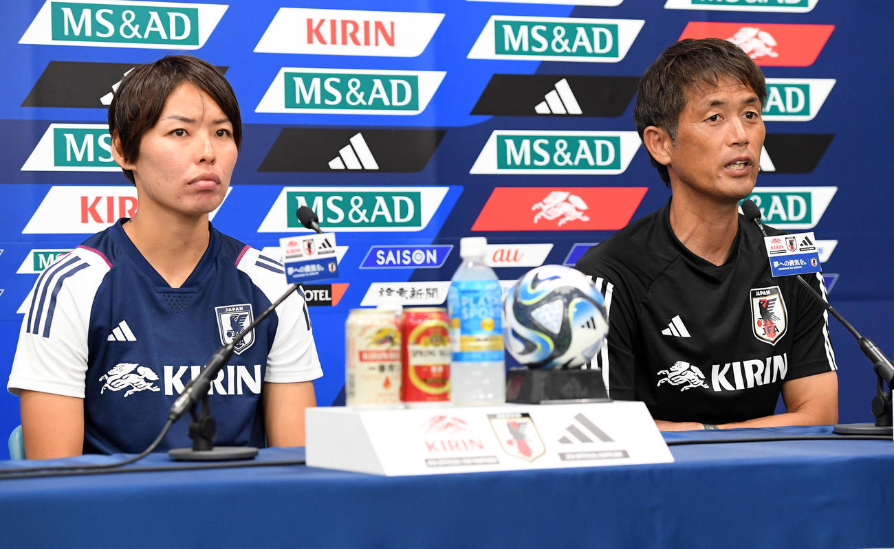 前日練習を終え会見に応じたなでしこジャパンのなでしこ池田監督（右）と主将の熊谷（撮影・たえ見朱実）
