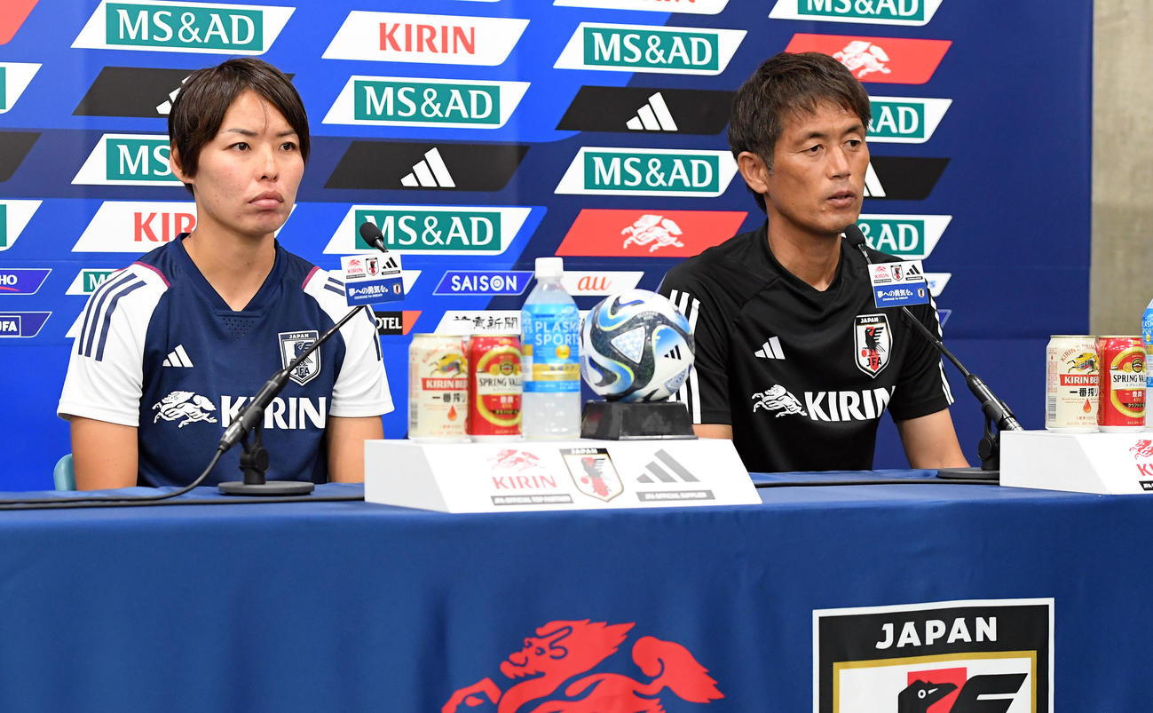 前日練習を終え会見に応じたなでしこジャパンのなでしこ池田監督（右）と主将の熊谷（撮影・たえ見朱実）