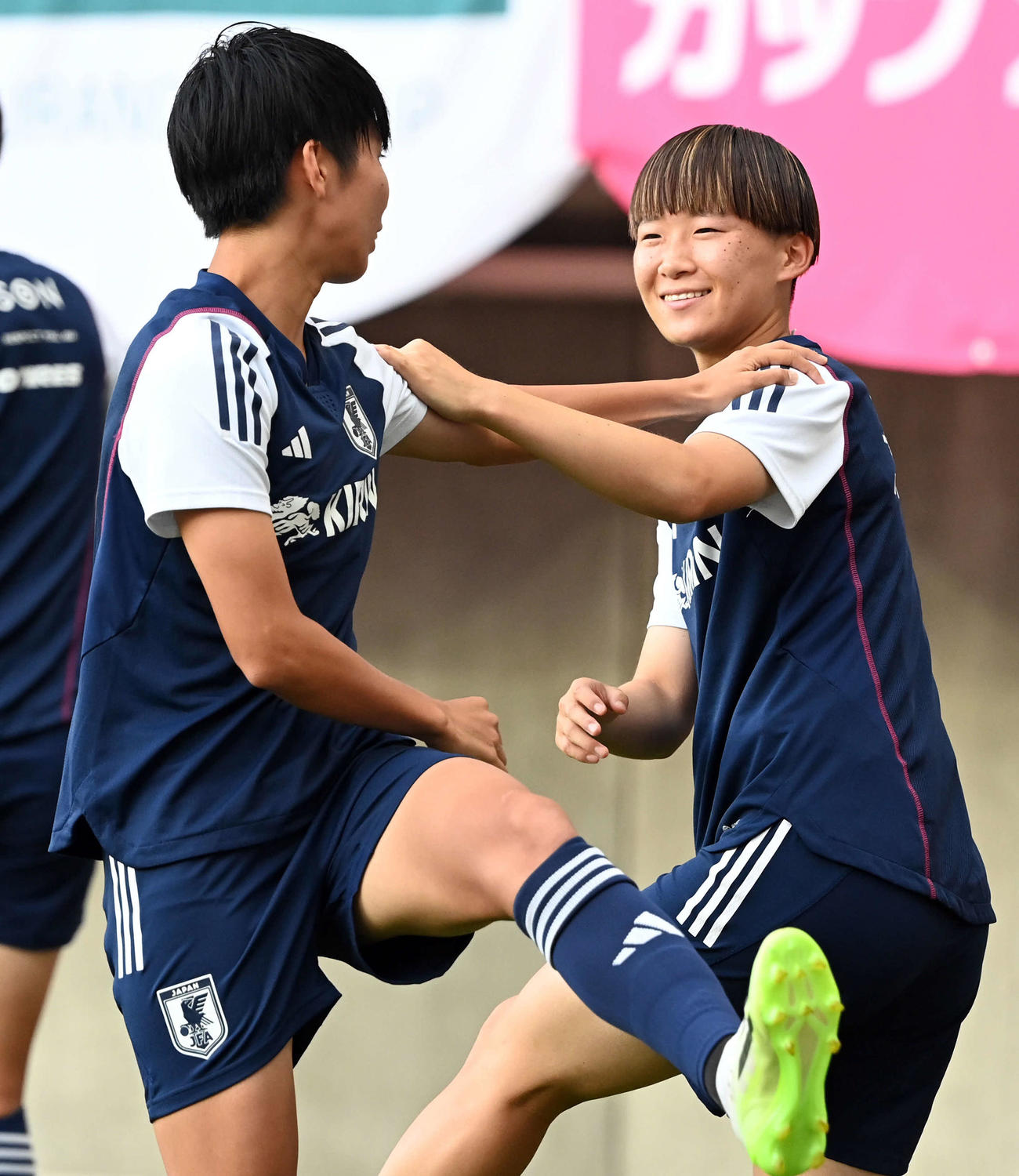 練習中、笑顔を見せる藤野（右）（撮影・たえ見朱実）