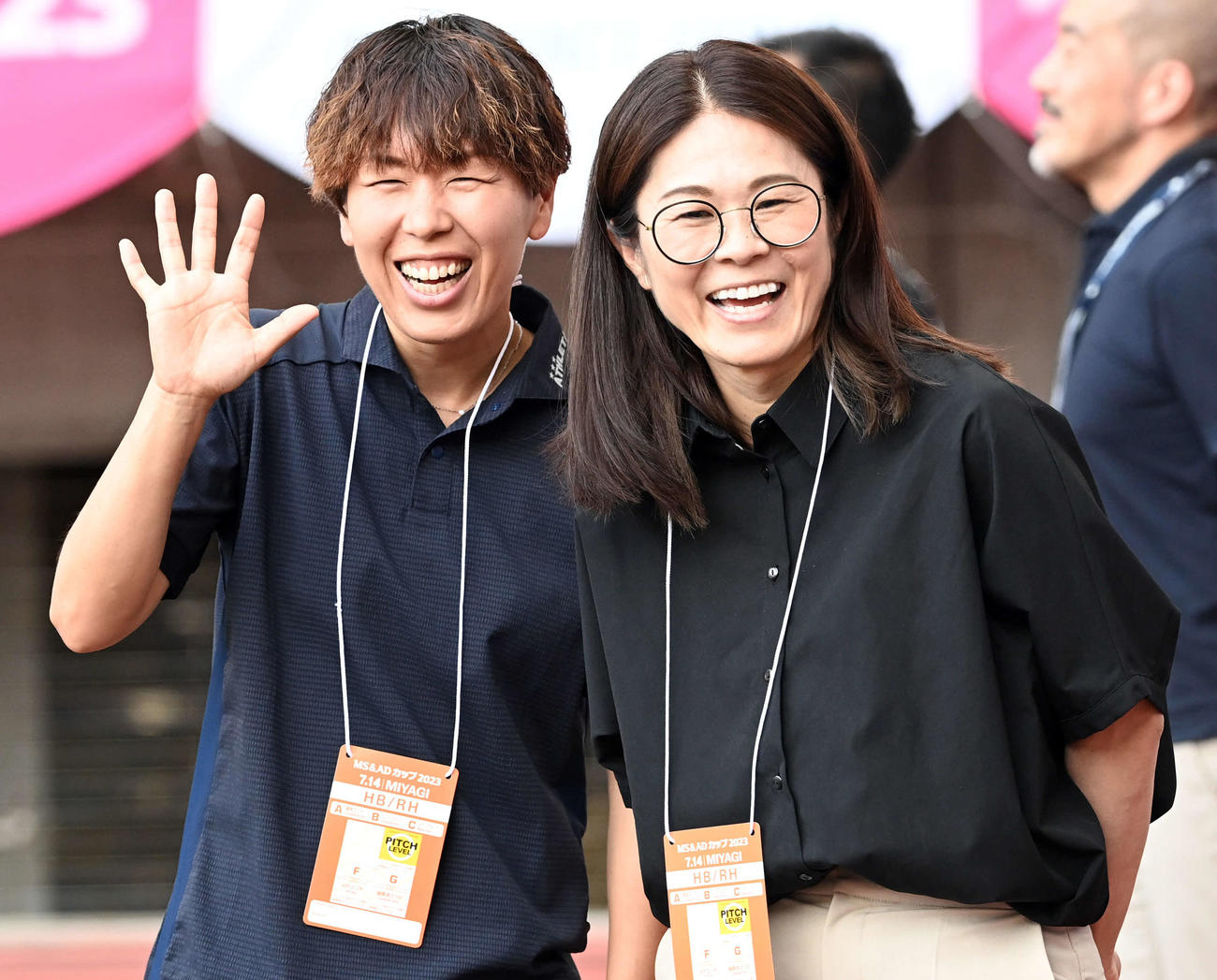 練習場を訪れた元なでしこジャパンの岩清水梓（左）と澤穂希さん（撮影・たえ見朱実）