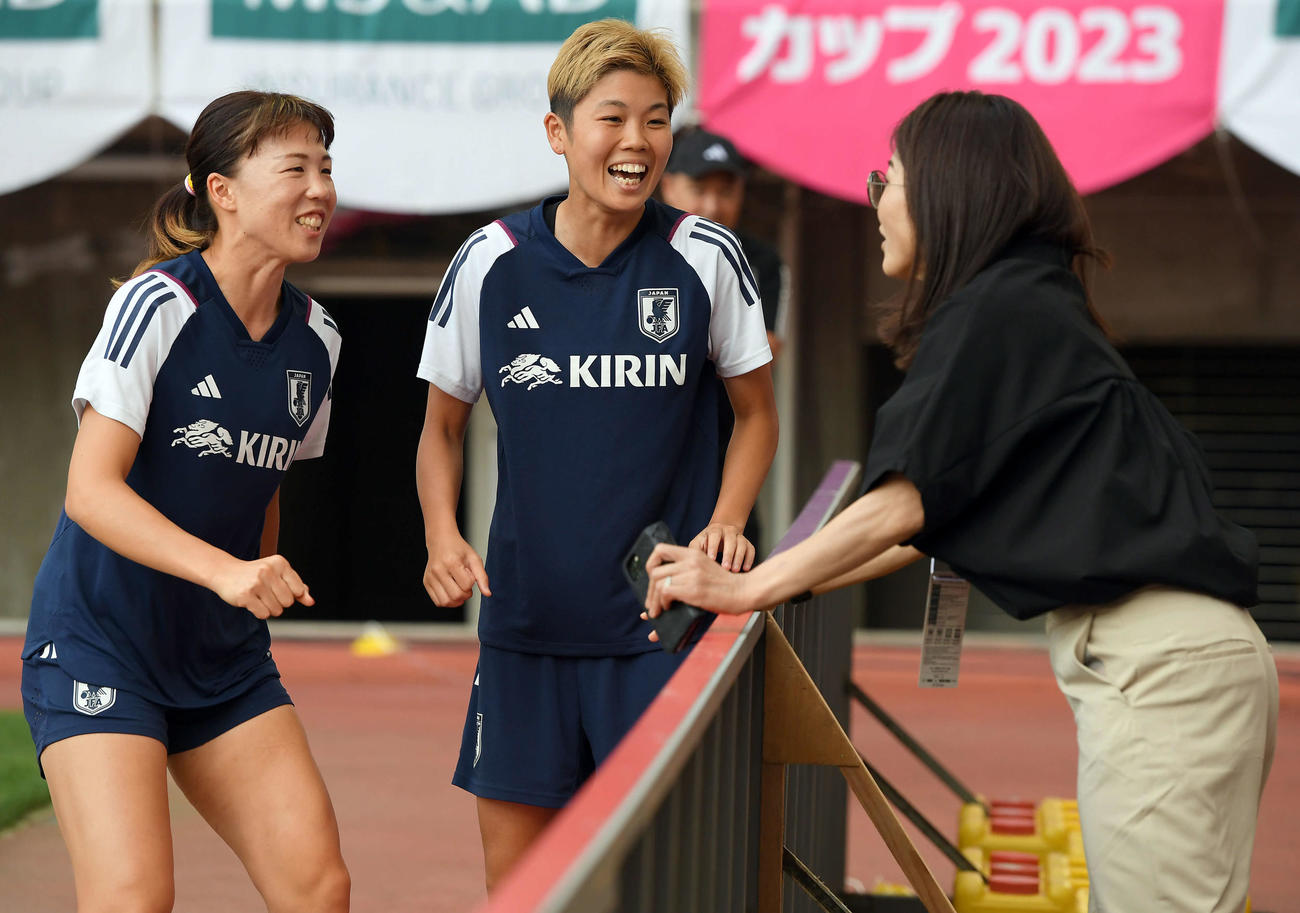 練習場に訪れた元なでしこジャパンの澤穂希さん（右）と談笑する杉田（左）と三宅（撮影・たえ見朱実）