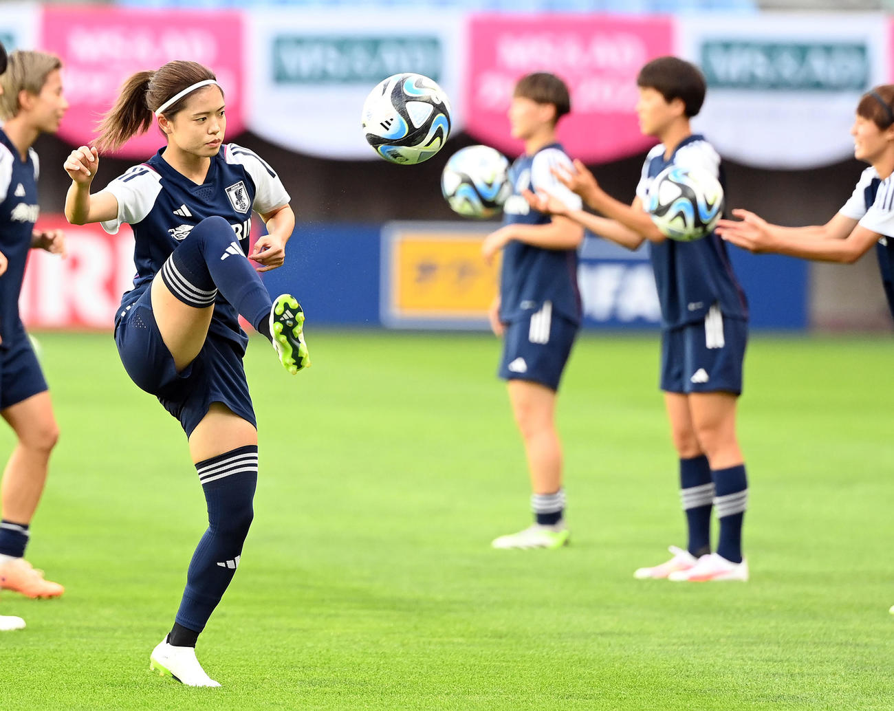 パスを受ける長谷川唯（23年7月13日撮影）