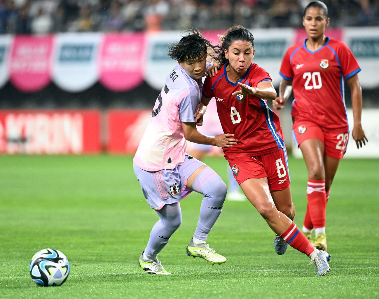 日本対パナマ　前半、ゴール前で相手選手と競る藤野（左）（撮影・たえ見朱実）