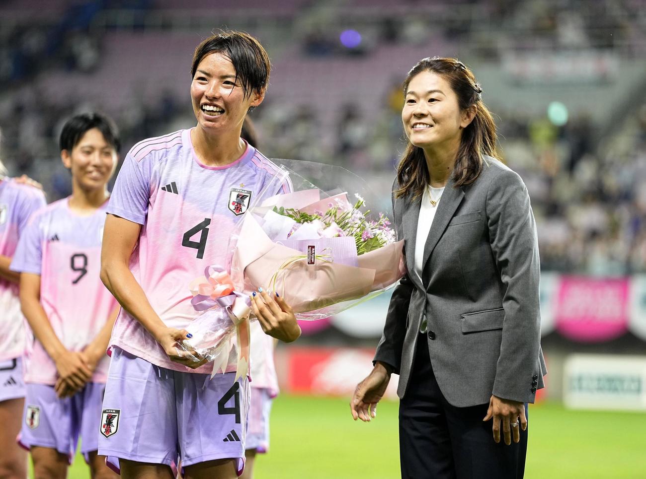 パナマ戦後のセレモニーで、澤穂希さん（右）から花束を受け取った主将の熊谷（共同）