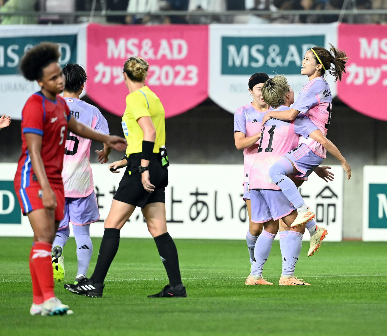 日本対パナマ　前半、ゴールを決めた長谷川（右）はチームメートに抱きついて喜ぶ（撮影・たえ見朱実）