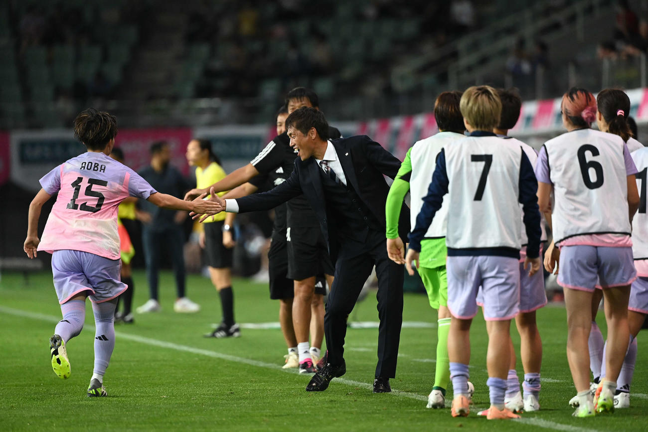 日本対パナマ　後半、ゴールを決めた藤野とタッチをする池田監督（撮影・たえ見朱実）