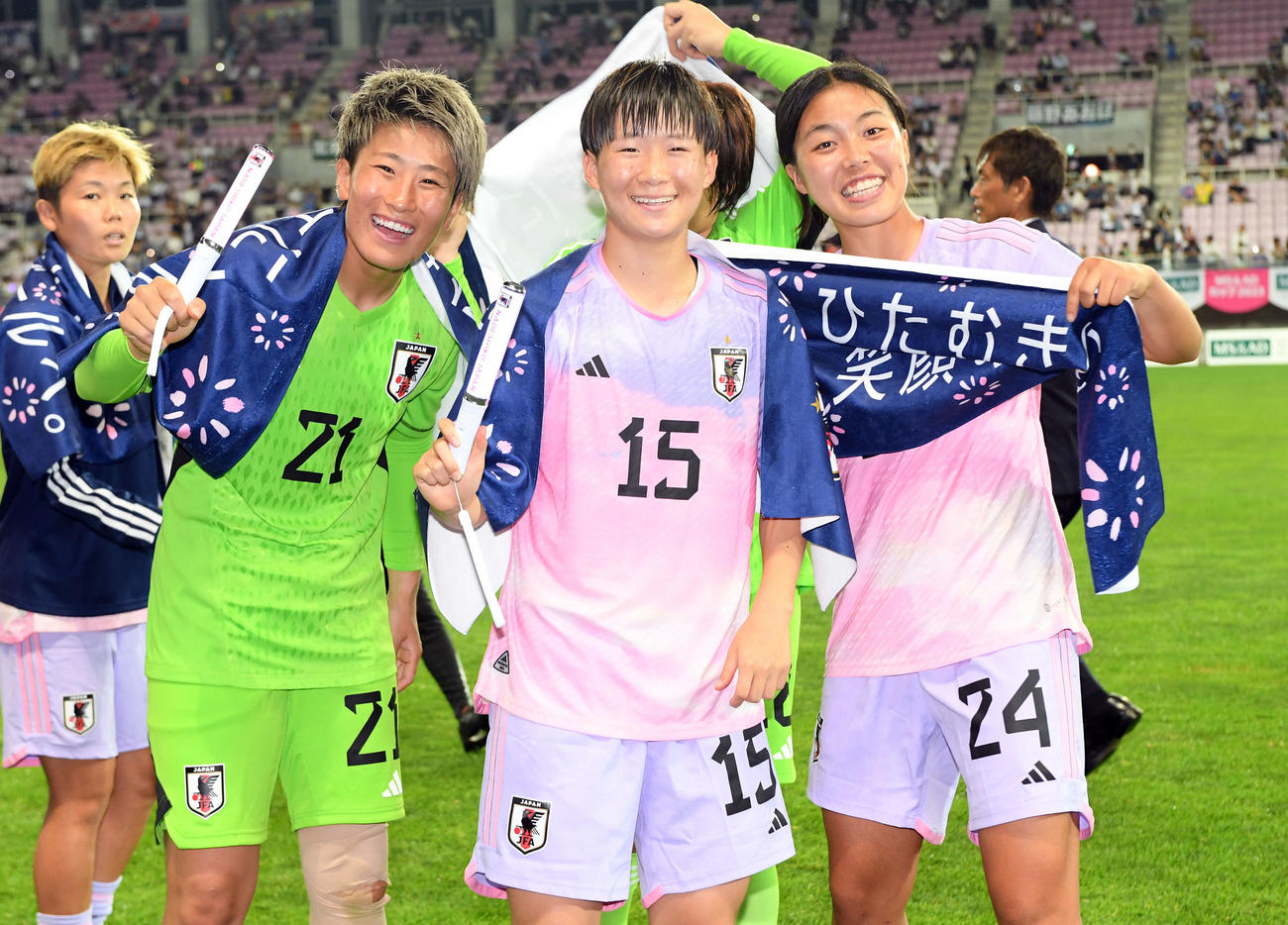 試合終了後、笑顔で記念撮影に納まる藤野（中央）。左から平尾、1人おいて谷川（撮影・たえ見朱実）