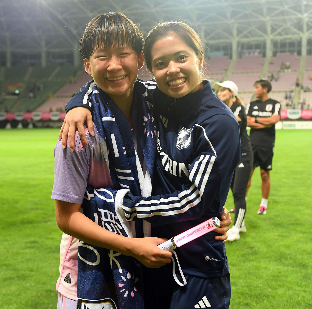 笑顔で記念撮影に納まる藤野（左）と長谷川（撮影・たえ見朱実）