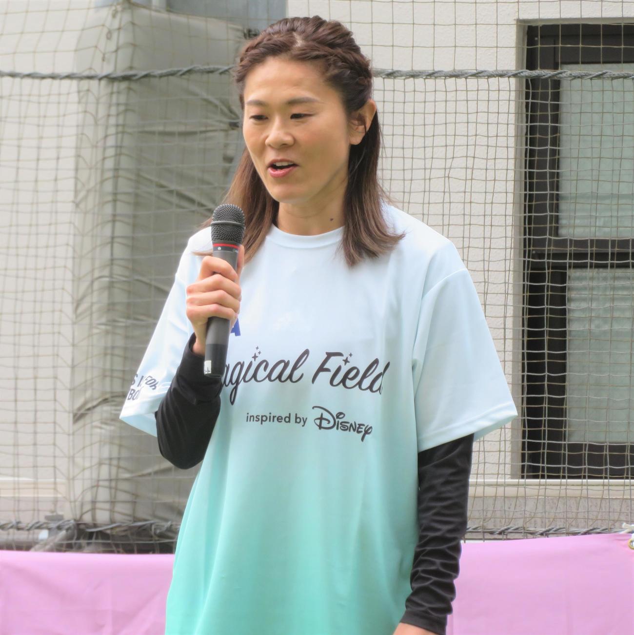 日本サッカー協会とウォルト・ディズニー・ジャパンによるサッカー教室に参加した澤穂希さん（撮影・佐藤成）