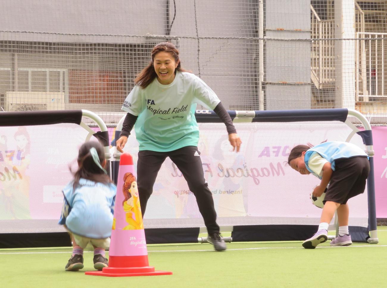 日本サッカー協会とウォルト・ディズニー・ジャパンによるサッカー教室に参加した澤穂希さん（撮影・佐藤成）