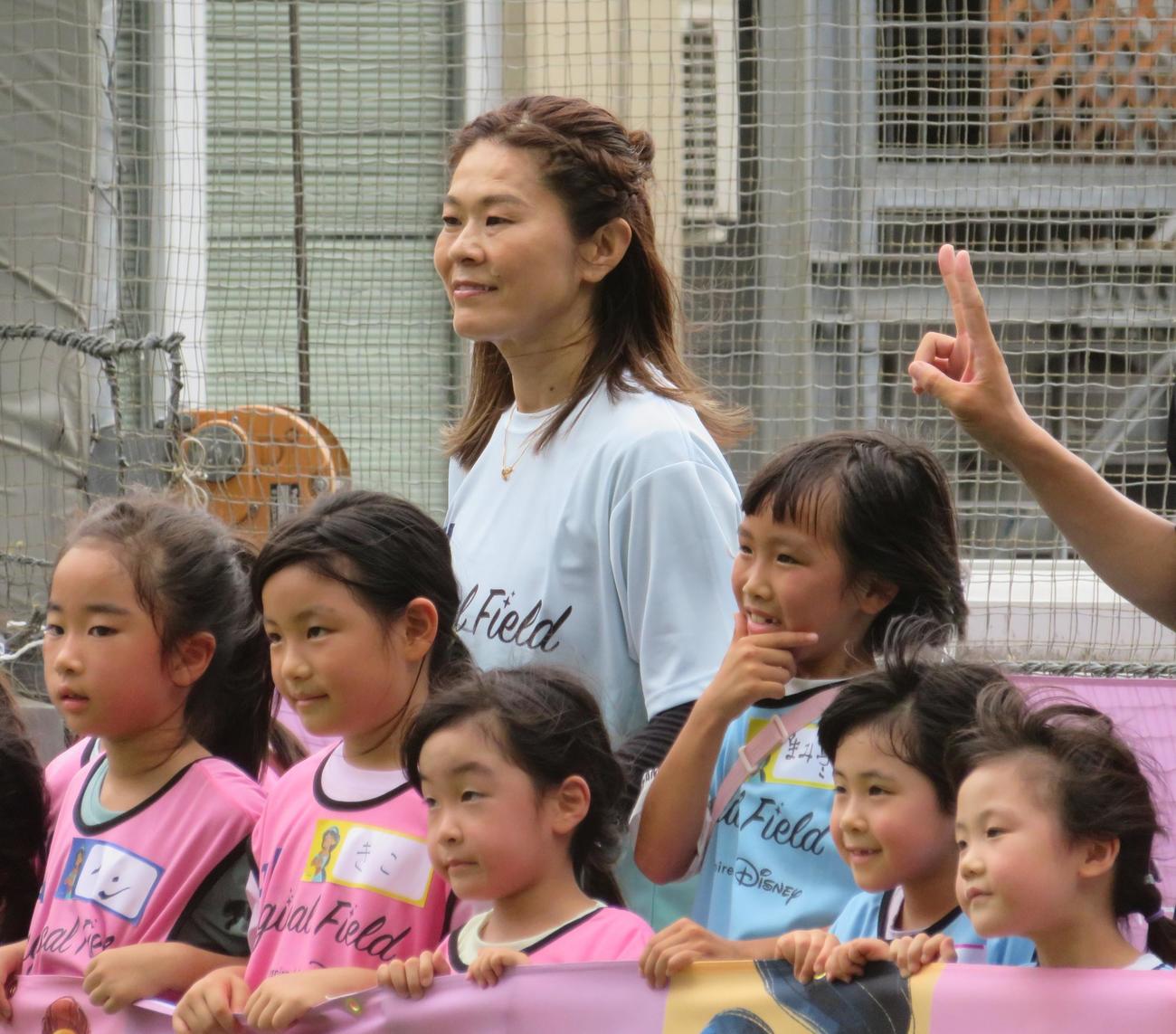 日本サッカー協会とウォルト・ディズニー・ジャパンによるサッカー教室に参加した澤穂希さん（撮影・佐藤成）