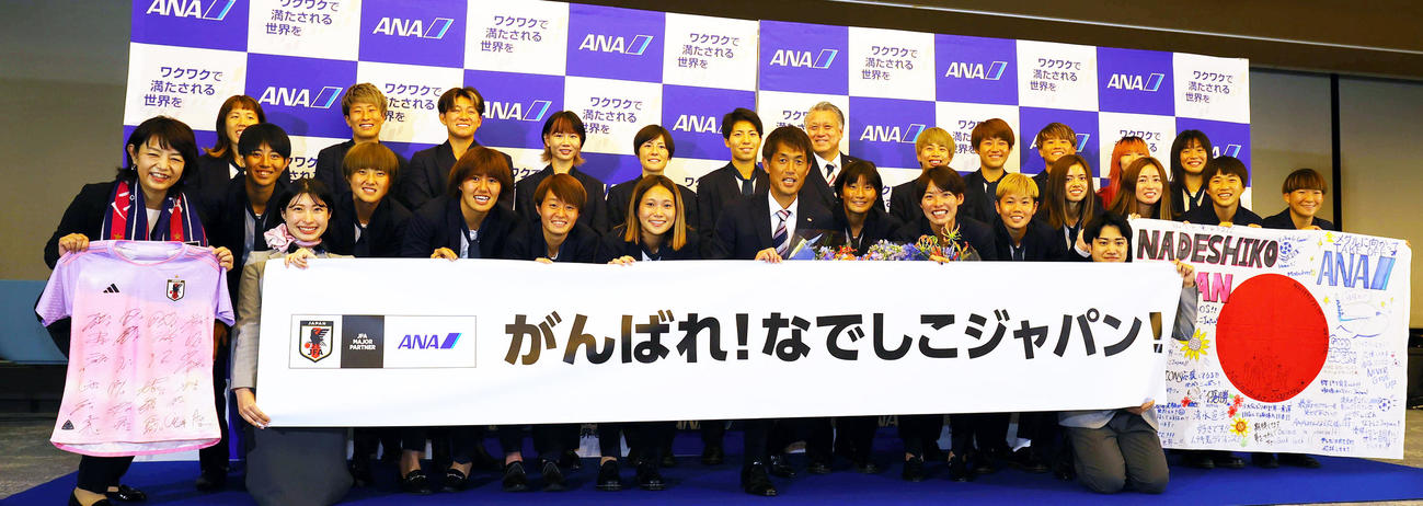 サッカー女子W杯オーストラリア・ニュージーランド大会に向け出発する日本女子代表なでしこジャパンの選手、スタッフらは、出発セレモニーで記念撮影（撮影・野上伸悟）