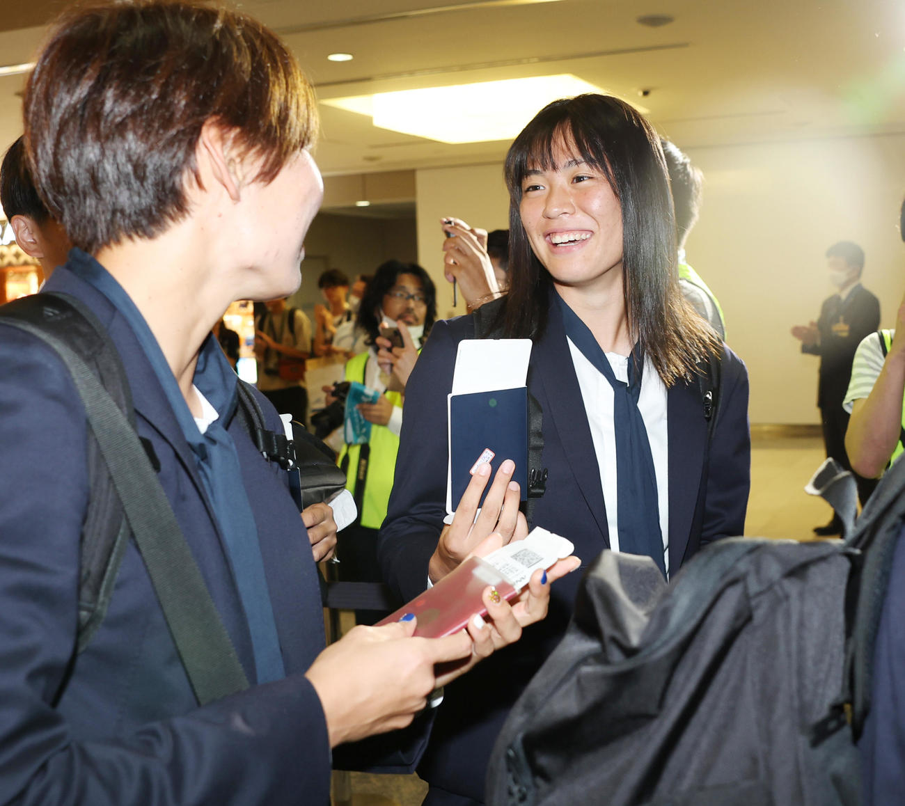 サッカー女子W杯オーストラリア・ニュージーランド大会に向け、笑顔で出発する日本女子代表なでしこジャパンの石川璃音（撮影・野上伸悟）