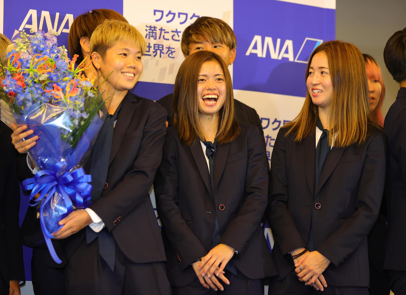 サッカー女子W杯オーストラリア・ニュージーランド大会に向け、出発セレモニーで笑顔を見せる左から日本女子代表なでしこジャパンの三宅、長谷川、清水（2023年7月15日）