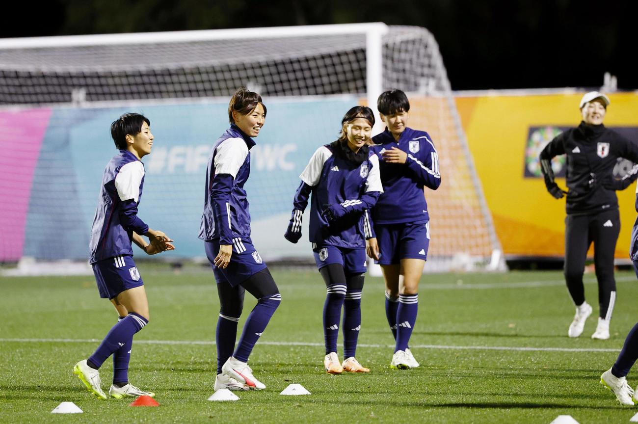 サッカー女子W杯初戦のザンビア戦を前に最終調整する「なでしこジャパン」の、左から植木、熊谷、守屋ら（共同）