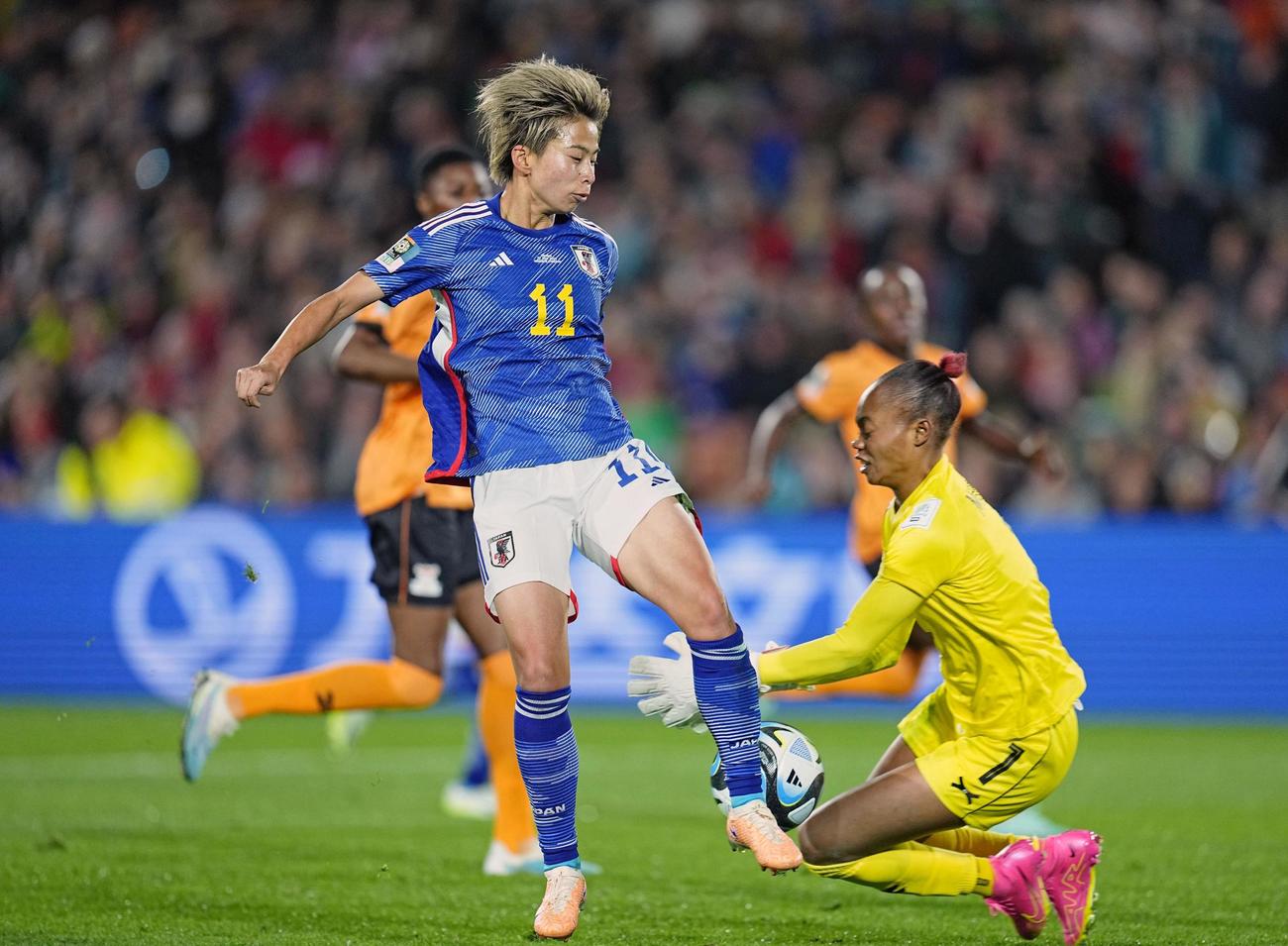 日本―ザンビア　前半、ザンビアGKキャサリン・ムソンダ（右）に阻まれる田中美＝ハミルトン（共同）