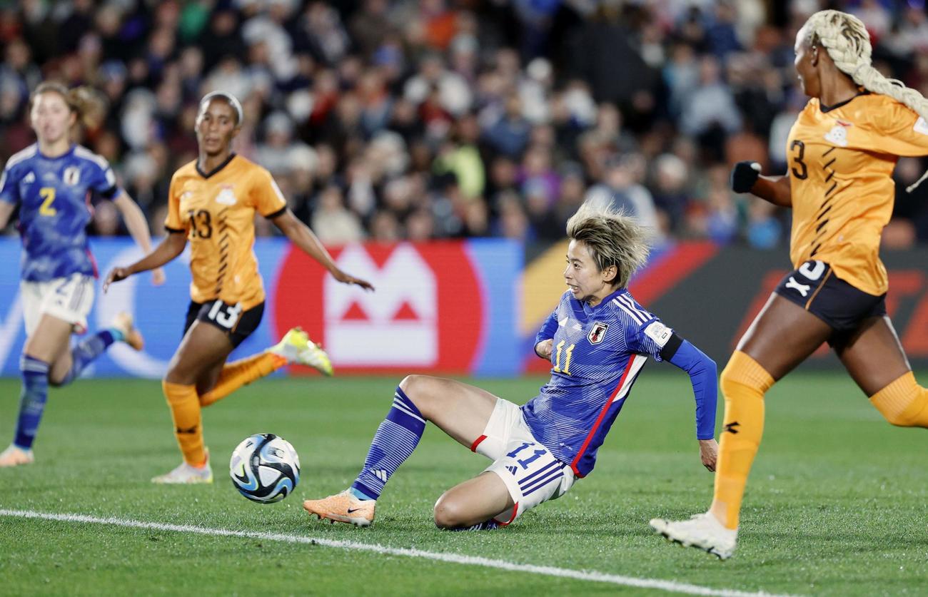 サッカー女子W杯のザンビア戦の後半、チーム2点目のゴールを決める田中美南（右から2人目）（共同）