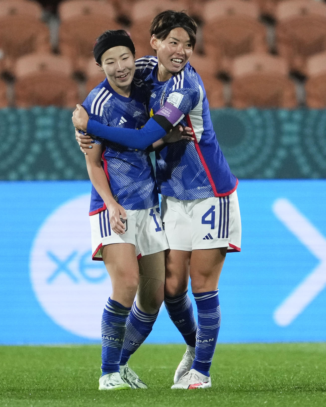 後半、熊谷から祝福される遠藤（AP）