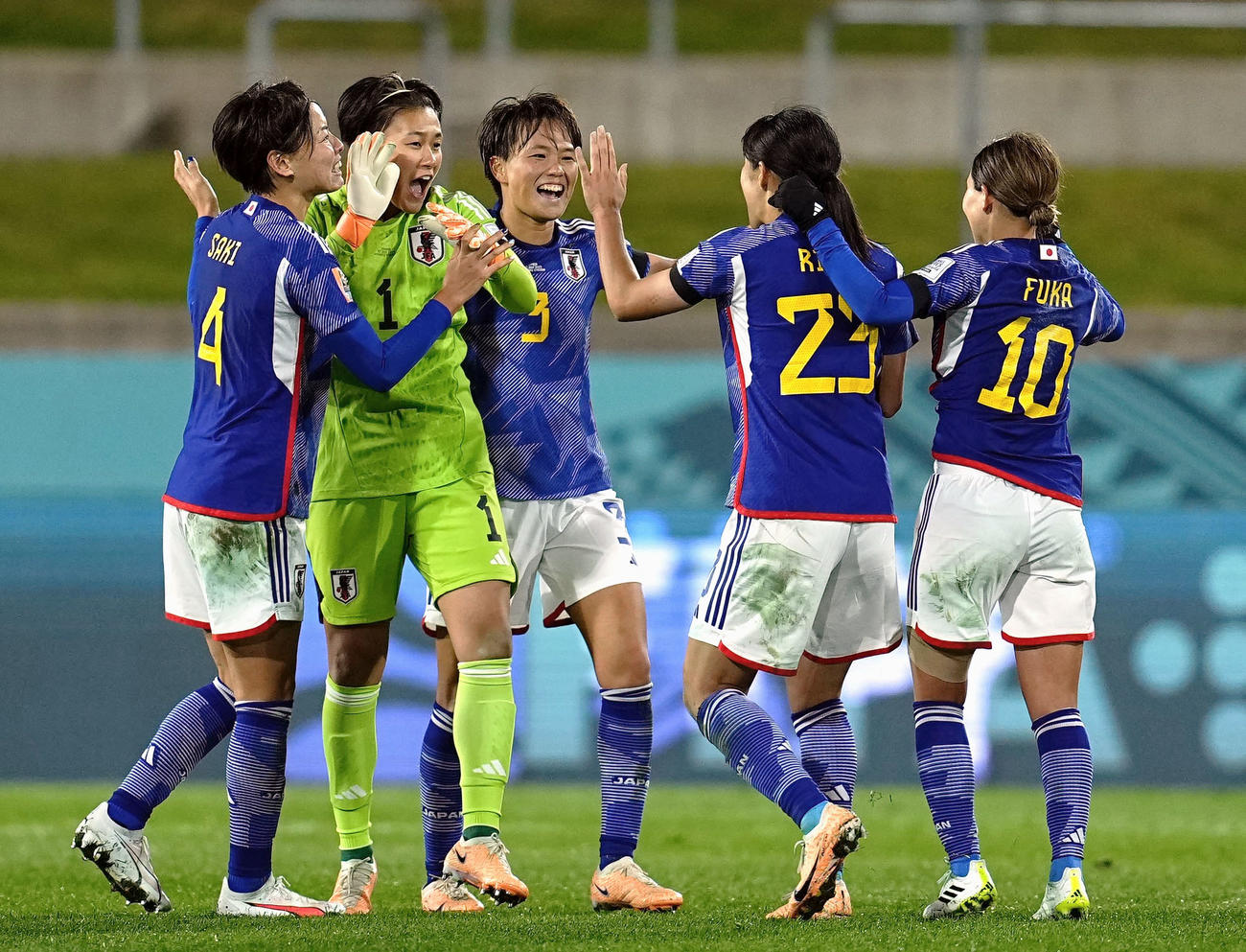 ザンビアに快勝し、喜ぶ（左から）熊谷、GK山下、南ら日本イレブン＝ハミルトン（共同）